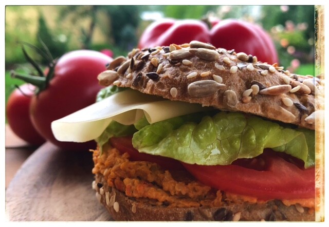 hummus z pieczoną papryką